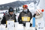 20일 월드 스노보드 데이 2014가 진행된 강원도 평창 보광 휘닉스파크에서 프로 스노보드 선수인 최준규 선수(버튼 팀라이더, 사진 왼쪽)와 이용호 선수(아날로그 팀라이더, 사진 
