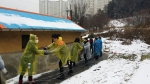 한국보건복지인력개발원은 기초수급 10가정에 내복과 연탄 2,000장을 전달하며, 소외된 이웃을 위한 愛너지 나누기 사랑의 연탄배달 봉사를 실천했다.
