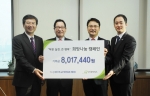 The-K한국교직원공제회는 지난 24일, 희망나눔 캠페인을 통해 모은 20,612,120원을 굿네이버스와 초록우산 어린이재단에 전달했다. 사진은 한국교직원공제회 이규택 이사장(왼쪽