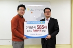 29일 벼룩시장 이동주 본부장이(사진 왼쪽)이 한국백혈병어린이재단 서선원 사무국장(사진 오른쪽)에게 헌혈증서 585장과 기부금 300만원을 전달하고 있다. 벼룩시장은 20년간 총 