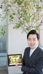 트리플래닛 김형수 대표가 실제 나무를 심어주는 게임 트리플래닛3를 소개하고 있다.