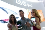 美 라스베이거스에서 열리는 세계최대 가전전시회 CES 2015에서 모델이 LG G 플렉스2를 소개하고 있다.