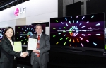 LG전자와 UL은 현지시각 5일 미국 라스베이거스에서 열리는 CES 2015에서 그린가드 인증서 수여식을 가졌다. 지난해 8월 TV부문에서는 세계 최초로 55형 올레드 TV가 그린