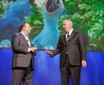 CES 2015 삼성전자 프레스 컨퍼런스에서 삼성전자 미국법인 조 스틴지아노 상무(왼쪽)와 20세기폭스 홈엔터테인먼트 부문의 마이크던 사장이 UHD 얼라이언스를 소개하는 모습.