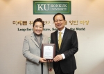 6일 오후 서울 광진구 능동로 건국대 행정관에서 건국대 여성동문회 김명자 회장(삼흥콜렉션 회장. 오른쪽)이 송희영 총장(오른쪽)에게 학생들을 위한 여성동문회 장학기금으로 5,000