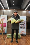 영화 국제시장에 주인공 황정민이 라이스버킷챌린지에 참가하고 쌀 100kg을 기부했다.