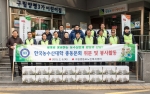 5일(목) 한국농수산대학 김남수 총장과 교직원, 졸업생 등 20여 명이 구립영등포노인복지센터를 방문해 졸업생 농산물 100상자를 전달하는 행사를 가졌다.