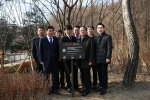 트리플래닛 김형수 대표와 한국문화화예술위원회, 서울대공원 관계자들이 ‘예술나무’ 현판을 세웠다.