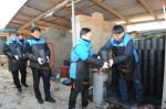 한국교직원공제회 임직원 30여명이 지난 26일, 경기도 파주시 검산동 일대를 찾아 연탄을 배달하고 있다