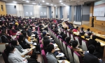 6일 오후 서울 광진구 능동로 건국대 종합강의동 경력개발강의실에서 열린 2015상반기 SK그룹 채용 및 바이킹 챌린지 설명회장을 가득 메운 학생들이 지난해 선발된 신입사원의 입사 