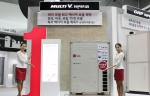 LG전자가  10일부터 4일간 일산 킨텍스에서 열리는  2015 한국국제냉난방공조전에 참가해 다양한 공조 제품을 선보였다. LG전자 모델이 시스템에어컨을 소개하고 있다.