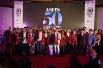 산 펠레그리노 앤 아쿠아 판나가 후원하는 아시아 최고 레스토랑 50에 선정된 셰프와 레스토랑 경영자들이 무대에 올라서 있다.