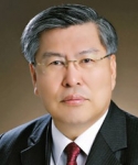 우봉학원이 제4대 신임 이사장으로 이윤보 건국대 교수(62·경영학·사진)를 선임했다.