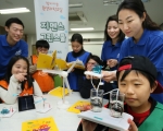 한국지멘스는 18일 서울 영등포구에 위치한 대영 초등학교에서 초등학생 100여명과 함께 친환경 과학 교육 프로그램 ‘지멘스그린스쿨’을 진행했다. 참가 어린이들이 지멘스 임직원과 대