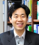 건국대 이상욱 교수 연구팀이 극소규모 산화아연 막대의 진동에서 발생하는 전압으로 전기를 생산할 수 있는 마이크로 발전 소자를 개발했다.