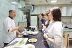 참가자들에게 광둥식 요리를 설명하는 크리스탈 제이드의 왕가흥 셰프