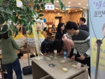 지난 3월 17일부터 19일까지 에듀윌 9급 공무원 학원에서 진행된 공무원 시험 D-100일 이벤트에서 공무원 수험생들이 합격소원카드를 적고 있다.