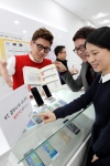 KT는 삼성전자 플래그십 모델인 갤럭시S6, 갤럭시S6 엣지의 예약가입을 4월 1일부터 4월 9일까지 전국 올레매장 및 온라인 공식채널인 올레샵(shop.olleh.com)을 통해