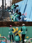 함께하는 사랑밭과 하나금융그룹의 하나사랑봉사단 직원 100여명이 신원초등학교 외벽에 벽화 그리기 봉사활동을 진행했다