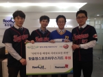 좌측부터 영우디지탈 사회인야구단의 김희준 코치, 이정익 차장, 김현철 대표원장, 백수환 감독