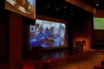 세브란스병원 은명대강당 대형 스크린을 통해 실시간 생중계 중인 인터벤션 시술 모습