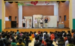 지난 4월 7일 전라남도 노화도 노화초등학교 체육관에서 이 지역 교사와 학생, 주민 등 400여명이 한국교직원공제회 찾아가는 행복 나들이 행사로 마련된 드로잉쇼와 아카펠라 공연을 