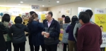 지난 8일 에듀윌 대방학원에서 열린 합격기원 D-100일 이벤트에서 주택관리사 수험생들이 사진촬영과 팝콘을 받으며 즐거운 시간을 보내고 있다