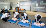 ING생명이 서울 순화동 ING센터와 역삼동 오렌지타워에서 임직원과 FC를 대상으로 심폐소생술, 자동제세동기 사용법을 포함한 7회의 안전 교육을 진행했다.