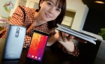 LG전자 모델이 여의도 트윈타워에서 부드러운 곡면디자인을 입은 LG 볼트를 선보이고 있다.
