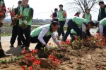 우정공무원교육원은 천안시 성거읍 모전1리 자매마을을 찾아 마을 꽃길 가꾸기 활동을 펼쳤다.