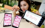 LG전자 모델이 LG트윈타워에서 대화면 보급형 스마트폰 G 스타일로와 그 안에 내장된 스타일러스 펜을 선보이고 있다