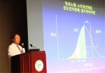 한설희 광진구 치매지원센터장이자 건국대학교병원 병원장이 24일(금) 건국대병원 대강당(지하 3층)에서 뇌를 지키는 습관을 주제로 강의하고 있다.