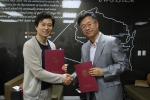 위스콘신주립대학교 한국사무소IUEC와 한국재능기부봉사단은 6일 삼성동 본사에서 기관 상호간 신뢰를 증진시키고 위스콘신 영어캠프 발전을 위하여 양자간 MOU협약을 체결했다.(사진자료