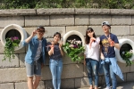 건국대 생명환경과학대학 학생들로 구성된 KU게릴라가드닝동아리 학생들이 최근 서울 청계천에서 열린 서울시 주최 게릴라가드닝 행사에서 참가해 청계천 곳곳에 시민들이 즐길 수 있는 미니