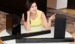 LG전자가 이달 LAS450H, LAS350B 등 사운드 바’2종을 추가 출시하며 국내 오디오 시장 공략을 강화한다. 모델이 ‘사운드 바’ 신제품 2종과 함께 포즈를 취하고 있다.