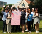 스승의 날을 맞아 세종대학교 학생들이 감사의 마음을 담은 손편지를 모아 교수(왼쪽에서 세 번째)에게 전달하고 있다.