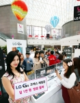 LG전자 모델이 삼성동 코엑스몰 내 센트럴 플라자에 위치한 G4 소비자 체험존에서 포즈를 취하고 있다.