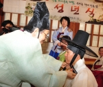 건국대 박물관이 서울캠퍼스 내에 위치한 서울시 민속자료 제9호 도정궁 경원당에서 지난 13일 외국인학생들을 초청해 전통 성년식을 개최했다.