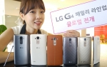 LG전자 G4 스마트폰으로 촬영된 무보정 이미지. LG전자 모델이 LG트윈타워에서 글로벌 시장에 출시하는 G4 스타일러스와 G4c를 소개하고 있는 모습. 브라운 가죽의 G4를 기준