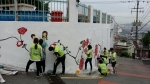 사회복무벽화지원단과 산복도로르네상스 수정5동 주민협의회가 23일 부산 동구 수정5동 산복도로에서 벽화그리기 재능봉사를 실시하였다.