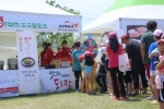 23일 자라섬 오토캠핑장에서 열린 본래순대 및 도드람 시식회에 참여하기 위해 참가자들이 줄을 서서 기다리고 있다.