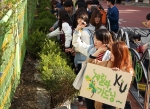 건국대 KU게릴라가드닝 동아리학생들이 청계천과 용산 등 서울 도심 곳곳 버려진 땅에 꽃을 심는 게릴라 가드닝뿐만 아니라 지난 4월 서울 광진구 건국대학교 주변 뚝섬·어린이대공원·지