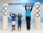삼성 스마트에어컨 Q9000 모델 김연아가 30일 목동 아이스링크에서 진행된 김연아와 함께하는 air3.0 클래스에서 어린이들에게 회오리 스핀 기본 자세를 알려주고 있다.