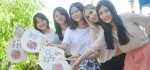 3일 오후 서울 광진구 능동로 건국대 박물관에서 열린 여름이 오는 길, 단오 - 부채만들기 문화행사에서 외국인 유학생과 학생들이 부채를 만들며 즐거워하고 있다.