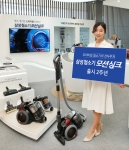 삼성전자 모델이 4일 논현동 삼성 디지털프라자 강남본점에서 60% 이상의 압도적인 점유율로 출시 2주년을 맞이하며 국내 프리미엄 청소기 시장을 주도하고 있는 삼성 프리미엄 청소기 