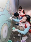 기아차 임직원들이 서울 서초구 잠원동 경부고속도로 횡단지하보도에 야광벽화를 그리고 있는 모습