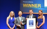 인터솔라 2015 어워드 본상 수상 후 LG전자 솔라연구소장 최영호 상무(좌측), EU Solar Sales Director 마이클 하레(Michael Harre)가 모델들과 기념