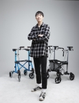 ‘어르신을 위한 기업’이라는 슬로건으로 ‘코지케어’를 창업한 건국대 학생 CEO 이환희씨(사진. 경영학과 2년)가 자신이 개발한 노약자용 성인 보행기 코지워커와 함께 14일 포즈를