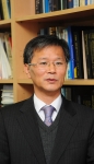 건국대학교는 동물생명과학대학 김진회 교수 연구팀(사진)이 환자맞춤형 장기이식용 질환모델 돼지 개발(인간화 돼지) 연구과제로 미래창조과학부와 한국연구재단이 주관하는 올해 2015년 