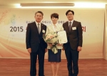 지난 5일 개최된 2015 충청북도 중소기업인 대회에서 중소기업청장 표창을 수상한 이서영 ㈜웰팜 대표이사(가운데)가 최병윤 중소기업중앙회 충북지역회장(왼쪽), 박종찬 충북 중소기업